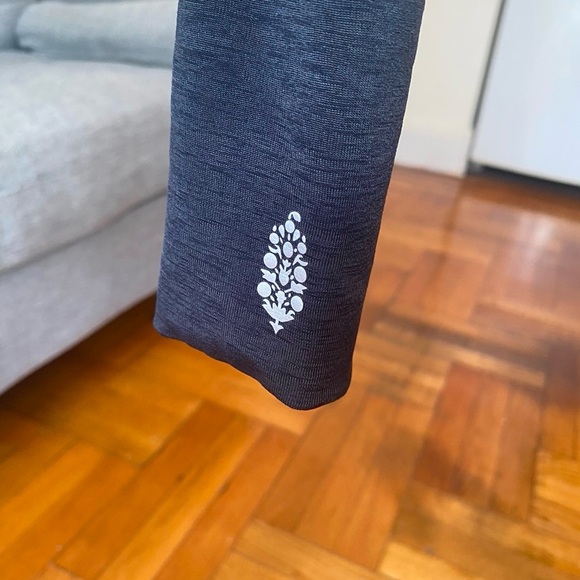 FREE PEOPLE - FP Movement Breezy Tempo Long Sleeve High/Low Blue Navy Tee - XS - Picture 3 of 6